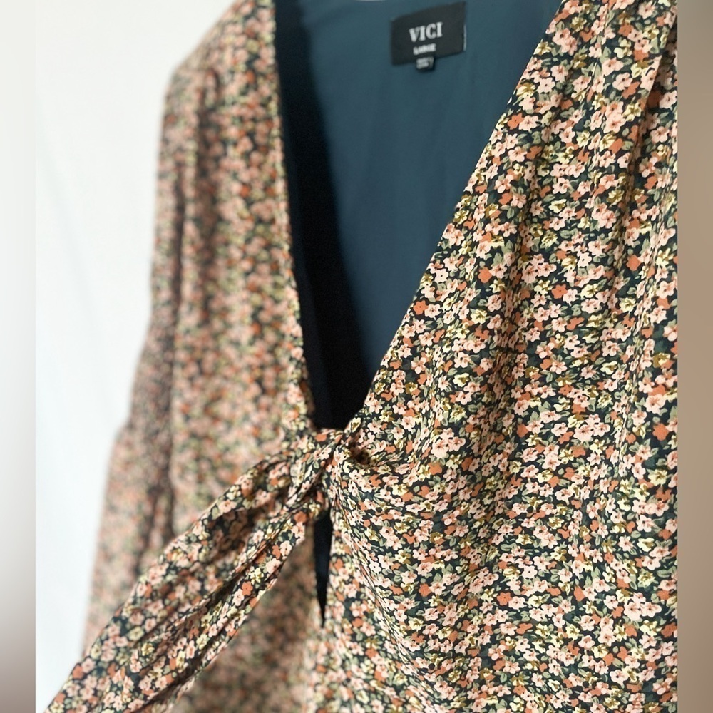 Vici size:L floral sun dress with low V neckline, tie front, and Flounce sleeves - Picture 4 of 6